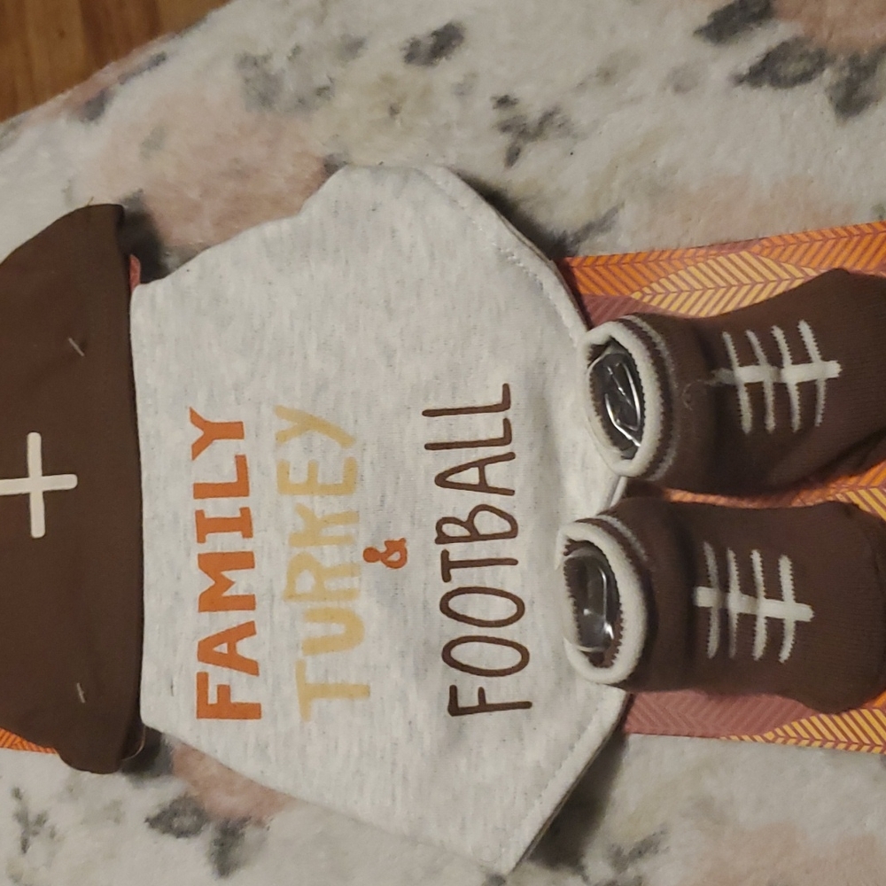 Hat, bib and socks